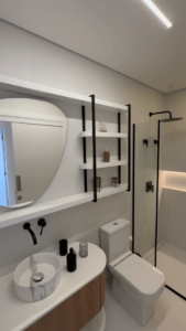 Banheiro com espelho oval